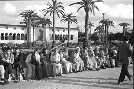 Image du Maroc Professionnelle de  Tout un peuple hommes, femmes, enfants de tous âges était là, assis sur le muret qui clôture le jardin situé juste en face de la wilaya de Casablanca. Ce beau monde attend passionnément le départ de la fontaine lumineuse, Vendredi 10 Août 1984. A l’époque au début du siècle dernier (20e) on a planté des palmiers ainsi que d’autres végétaux pour réduire l’angoisse de tous ceux qui ont une affaire au Palais de Justice. (Photo / Abdeljalil Bounhar) 